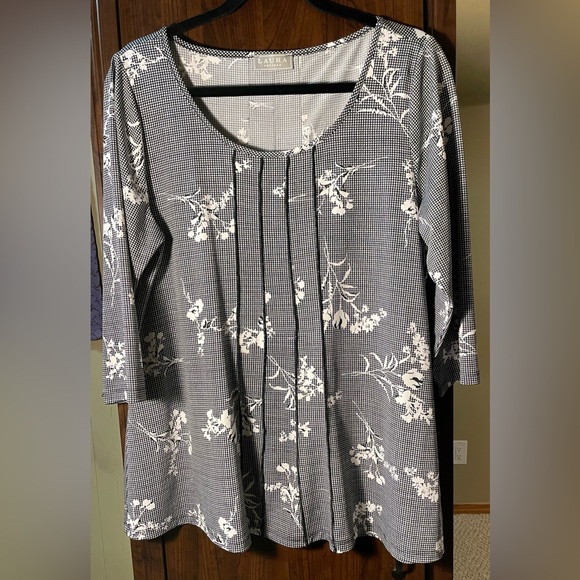 3/4 length sleeve tunic top. Wrinkle free with linear front detail - Picture 1 of 5